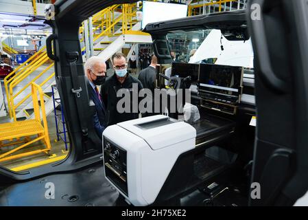 Detroit, Vereinigte Staaten Von Amerika. 17th. November 2021. Detroit, Vereinigte Staaten von Amerika. 17. November 2021. US-Präsident Joe Biden sieht die elektrische Hummer-Montagelinie im Elektrofahrzeug-Nullkraftwerk der General Motors Factory am 17. November 2021 in Detroit, Michigan. Bild: Adam Schultz/White House Photo/Alamy Live News Stockfoto