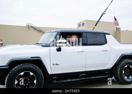 Detroit, Vereinigte Staaten Von Amerika. 17th. November 2021. Detroit, Vereinigte Staaten von Amerika. 17. November 2021. US-Präsident Joe Biden testet einen elektrischen Hummer bei einem Besuch im Elektrofahrzeug-Montagewerk der General Motors Factory ZERO am 17. November 2021 in Detroit, Michigan. Bild: Adam Schultz/White House Photo/Alamy Live News Stockfoto