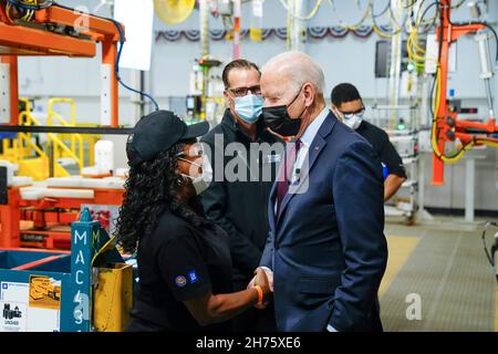 Detroit, Vereinigte Staaten Von Amerika. 17th. November 2021. Detroit, Vereinigte Staaten von Amerika. 17. November 2021. US-Präsident Joe Biden begrüßt einen Arbeiter während einer Tour durch die elektrische Hummer-Montagelinie im Nullkraftwagenwerk der General Motors Factory am 17. November 2021 in Detroit, Michigan. Bild: Adam Schultz/White House Photo/Alamy Live News Stockfoto