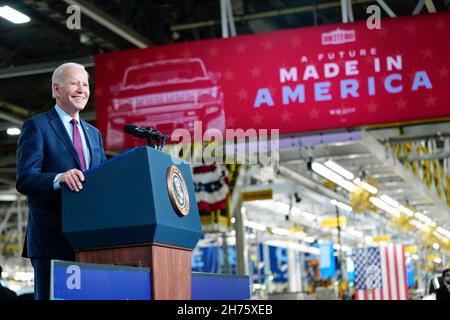 Detroit, Vereinigte Staaten Von Amerika. 17th. November 2021. Detroit, Vereinigte Staaten von Amerika. 17. November 2021. US-Präsident Joe Biden hält eine Rede zum Plan „Build Back Better“ während eines Besuchs im Elektrofahrzeug-Montagewerk General Motors Factory ZERO am 17. November 2021 in Detroit, Michigan. Bild: Adam Schultz/White House Photo/Alamy Live News Stockfoto