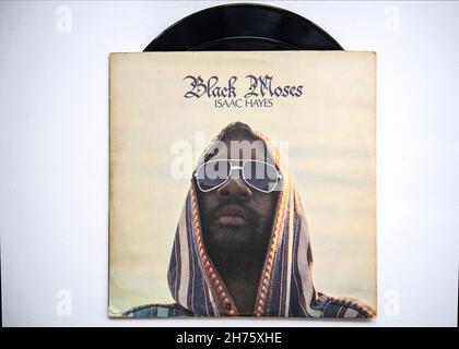 LP-Cover und Vinyl von Black Moses, dem fünften Studioalbum des amerikanischen Soul-Musikers Isaac Hayes, das 1971 veröffentlicht wurde Stockfoto