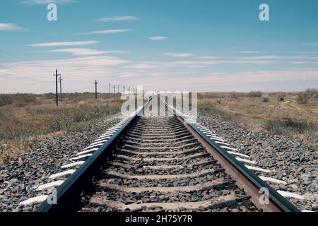 Eisenbahnschienen in der Wüste. Horizontales Foto. Hochwertige Fotos Stockfoto