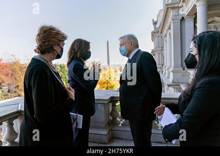 Washington, Vereinigte Staaten Von Amerika. 18th. November 2021. Washington, Vereinigte Staaten von Amerika. 18. November 2021. US-Vizepräsidentin Kamala Harris chattet mit dem mexikanischen Präsidenten Andres Manuel Lopez Obrador, rechts, auf dem Balkon des Eisenhower Executive Office Building im Weißen Haus 18. November 2021 in Washington, DC Credit: Planetpix/Alamy Live News Stockfoto