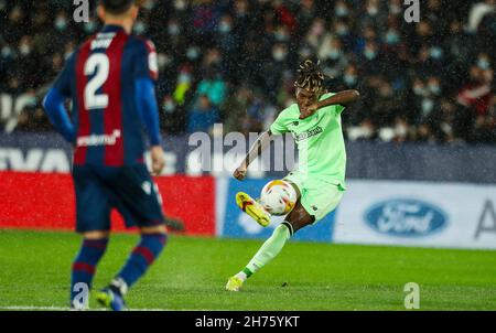 Nico Williams von Athletic während des Fußballspiels der spanischen Liga zwischen Levante UD und dem Athletic Club Bilbao am 19. November 2021 im Ciutat de Valencia Stadion in Valencia, Spanien - Foto: Ivan Terron/DPPI/LiveMedia Stockfoto