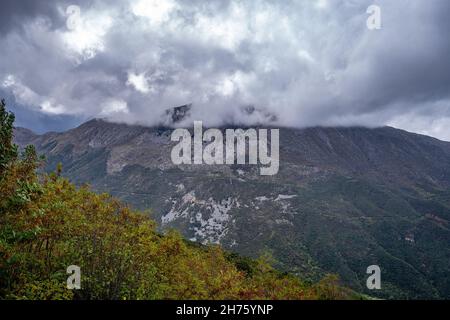 Faszinierende Aussicht auf bewaldete Berge unter dem wolkigen Himmel Stockfoto