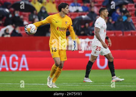 Sevilla, Sevilla, Spanien. 20th. November 2021. Yassine Bono von Sevilla CF beim La Liga Santader Spiel zwischen Sevilla CF und Deportivo Alaves bei Ramon Sanchez Pizjuan in Sevilla, Spanien, am 20. November 2021. (Bild: © Jose Luis Contreras/DAX via ZUMA Press Wire) Stockfoto