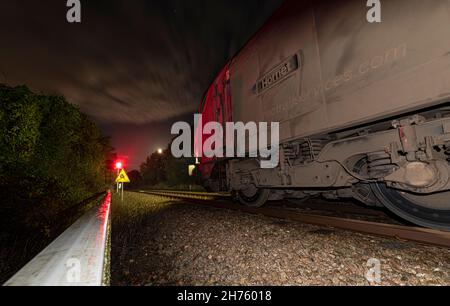 Klasse 68 bei Nacht mit Rotsignal Stockfoto