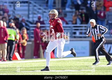 Alumni-Stadion. 20th. November 2021. MA, USA; Boston College Eagles Quarterback Phil Jurkovec (5) kriegt während des NCAA-Fußballspiels zwischen den Florida State Seminoles und den Boston College Eagles im Alumni Stadium. Anthony Nesmith/CSM/Alamy Live News Stockfoto