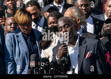 Marcus Arbery, Vater des ermordeten Joggers Ahmaud Arbery, Zentrum, spricht über 500 schwarze Pastoren und Unterstützer an, die sich vor dem Glynn County Courthouse am 18. November 2021 in Brunswick, Georgia, versammelten. Der Prozess gegen die Angeklagten Greg McMichael, Travis McMichael und einen Nachbarn, William 'Roddie' Bryan, wurde im Gerichtsgebäude fortgesetzt. Stockfoto