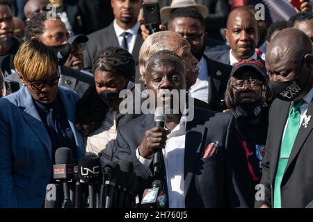 Marcus Arbery, Vater des ermordeten Joggers Ahmaud Arbery, Zentrum, spricht über 500 schwarze Pastoren und Unterstützer an, die sich vor dem Glynn County Courthouse am 18. November 2021 in Brunswick, Georgia, versammelten. Der Prozess gegen die Angeklagten Greg McMichael, Travis McMichael und einen Nachbarn, William 'Roddie' Bryan, wurde im Gerichtsgebäude fortgesetzt. Stockfoto