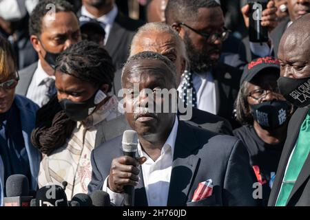 Marcus Arbery, Vater des ermordeten Joggers Ahmaud Arbery, Zentrum, spricht über 500 schwarze Pastoren und Unterstützer an, die sich vor dem Glynn County Courthouse am 18. November 2021 in Brunswick, Georgia, versammelten. Der Prozess gegen die Angeklagten Greg McMichael, Travis McMichael und einen Nachbarn, William 'Roddie' Bryan, wurde im Gerichtsgebäude fortgesetzt. Stockfoto