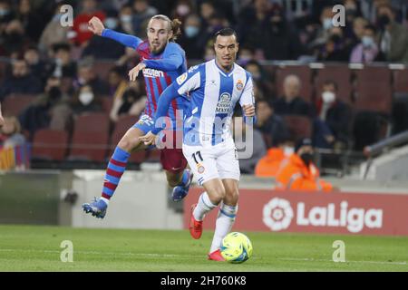 Barcelona, Spanien. 20th. November 2021. Barcelona, Spanien, November 20th 2021: Oscar Mingueza (22 FC Barcelona) und Raul De TomasÊ (11 Espanyol) während des LaLiga Santander-Spiels zwischen Barcelona und Espanyol im Camp Nou-Stadion in Barcelona, Spanien. Rafa Huerta/SPP Credit: SPP Sport Press Photo. /Alamy Live News Stockfoto