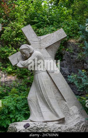 Montreal, Quebec, Kanada, 2012. Juli - Statue of Christ trägt das riesige Kreuz auf der "Kreuzestationen"-Wanderung im St. Joseph Oratory Stockfoto