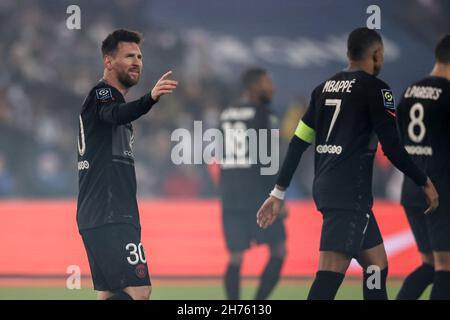 Paris, Frankreich, 20th. November 2021. Lionel Messi von PSG feiert in der Richtung der Menge, nachdem er der Seite während des Ligue 1-Spiels im Le Parc des Princes, Paris, einen 3-1-Vorsprung gegeben hat. Bildnachweis sollte lauten: Jonathan Moscrop / Sportimage Stockfoto