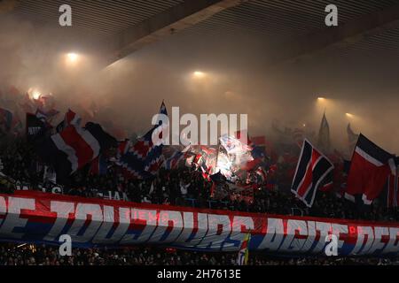 Paris, Frankreich, 20th. November 2021. PSG-Fans beleuchten das Heimspiel während des Ligue 1-Spiels im Le Parc des Princes, Paris. Bildnachweis sollte lauten: Jonathan Moscrop / Sportimage Stockfoto