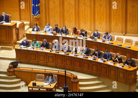 Bukarest, Rumänien - 10. Oktober 2021: Dacian Ciolos, der vorgeschlagene Premierminister Rumäniens, nimmt an der Parlamentssitzung Teil, in der seine Regierung anwesend ist Stockfoto