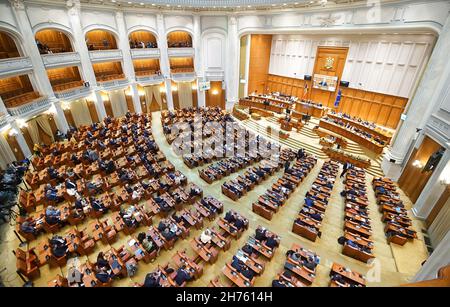 Bukarest, Rumänien - 10. Oktober 2021: Dacian Ciolos, der vorgeschlagene Premierminister Rumäniens, nimmt an der Parlamentssitzung Teil, in der seine Regierung anwesend ist Stockfoto