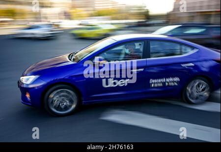 Bukarest, Rumänien - 10. November 2021: Ein Auto mit Uber-Logo wird im Verkehr auf einer Straße in Bukarest gesehen. Stockfoto