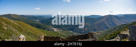 Blick über das Tal des Zezere Flusses und das Dorf Sameiro. Manteigas, Serra da Estrela - Portugal. Stockfoto