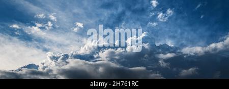 Wolkenpanorama mit Cumulus- und Zirruswolken Stockfoto