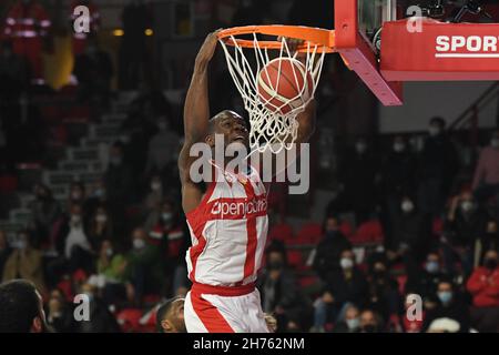 Varese, Italien. 20th. November 2021. 22 Jalen Jones OpenJobMetis Varese während des LBA Italien Championship Matches zwischen Openjobmetis Varese und Bertram Dartona in Varese, Italien, am 20. November 2021. Kredit: Unabhängige Fotoagentur/Alamy Live Nachrichten Stockfoto