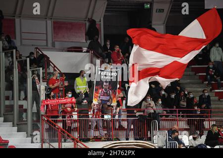 Varese, Italien. 20th. November 2021. FANS VARESE während des LBA Italien Championship Spiels zwischen Openjobmetis Varese und Bertram Dderthona Tortona, in Varese, Italien, am 20. November 2021. Kredit: Unabhängige Fotoagentur/Alamy Live Nachrichten Stockfoto