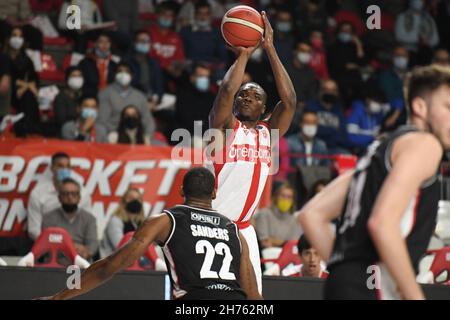 Varese, Italien. 20th. November 2021. 22 Jalen Jones OpenJobMetis Varese während des LBA Italien Championship Matches zwischen Openjobmetis Varese und Bertram Dartona in Varese, Italien, am 20. November 2021. Kredit: Unabhängige Fotoagentur/Alamy Live Nachrichten Stockfoto