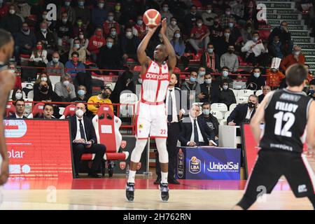 Varese, Italien. 20th. November 2021. 22 Jalen Jones OpenJobMetis Varese während des LBA Italien Championship Matches zwischen Openjobmetis Varese und Bertram Dartona in Varese, Italien, am 20. November 2021. Kredit: Unabhängige Fotoagentur/Alamy Live Nachrichten Stockfoto