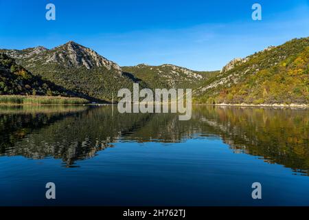 Landschaft am Fluss Crnojevic bei Rijeka Crnojevica, Montenegro, Europa | Rijeka Crnojevica Flusslandschaft in der Nähe von Rijeka Crnojevica, Montenegro, EU Stockfoto