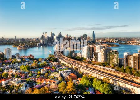 Grüner Wohnvorort Kirribilli an der unteren Nordküste von Sydney mit Blick auf den Hafen und das Hafenviertel der Stadt CBD - Luftbild der Stadt. Stockfoto