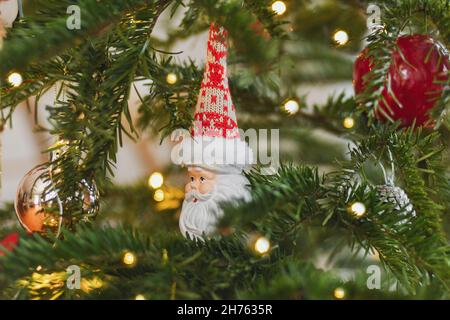 Keramik-Weihnachtsspielzeug Weihnachtsmann hängt auf dem Weihnachtsbaum Stockfoto