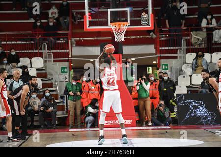 Varese, Italien. 20th. November 2021. 22 Jalen Jones OpenJobMetis Varese während des LBA Italien Championship Matches zwischen Openjobmetis Varese und Bertram Dartona in Varese, Italien, am 20. November 2021. Kredit: Unabhängige Fotoagentur/Alamy Live Nachrichten Stockfoto