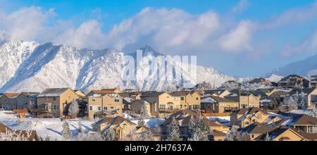 Wohngebiet in Draper in Utah mit Schnee gegen den Mount Timpanogos von Wasatch Mountains Stockfoto