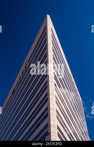 Blick auf das Charlotte-Mecklenburg Government Center in Uptown Charlotee, North Carolina. Stockfoto