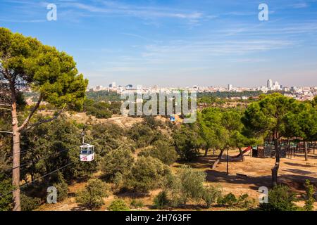 Seilbahn über den Park Casa de Campo in Madrid, Spanien. Aufgenommen am 26. September 2021. Stockfoto