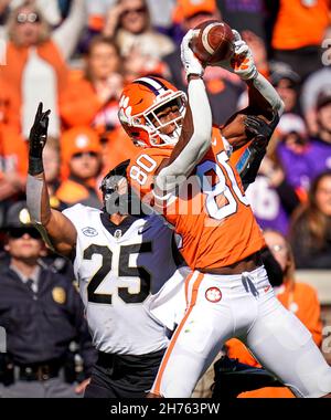 20. November 2021: Der breite Empfänger von Clemson Tigers Beaux Collins (80) empfängt über Wake Forest Demon Deacons Defensive Back J.J. Roberts (25) während eines NCAA-Fußballspiels im Memorial Stadium in Clemson, South Carolina. Rusty Jones/Cal Sport Media Stockfoto