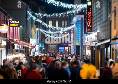 CARDIFF, WALES - NOVEMBER 20: Fans auf der Caroline Street nach dem Rugby-Spiel Wales gegen Australien im Fürstentum Stadium am 20. November 2021 in C Stockfoto