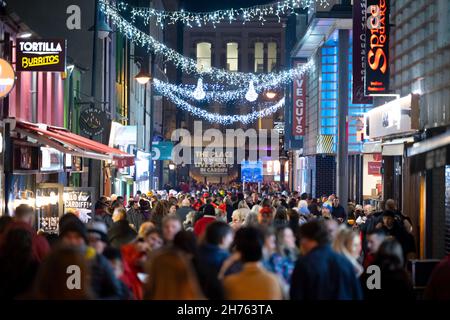 CARDIFF, WALES - NOVEMBER 20: Fans auf der Caroline Street nach dem Rugby-Spiel Wales gegen Australien im Fürstentum Stadium am 20. November 2021 in C Stockfoto