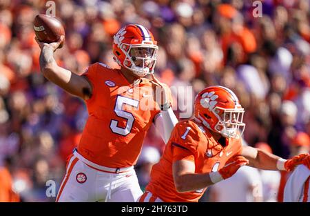 20. November 2021: Clemson Tigers Quarterback D.J. Uiagalelei (5) macht während eines NCAA-Fußballspiels im Memorial Stadium in Clemson, South Carolina, einen Pass. Rusty Jones/Cal Sport Media Stockfoto