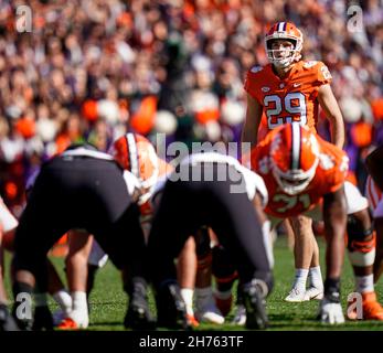 20. November 2021: Clemson Tigers Place Kicker B.T. Potter (29) bereitet sich während der ersten Hälfte eines NCAA-Fußballspiels im Memorial Stadium in Clemson, South Carolina, auf ein Feldtor vor. Rusty Jones/Cal Sport Media Stockfoto