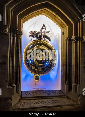 Cambridge, Cambridgeshire, Großbritannien – November 16 2021. Die Corpus Clock, auch als Grasshopper Clock bekannt, vor der Taylor Library, dem Corpus Christi College in der Stadt Cambridge Stockfoto