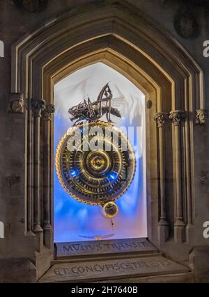 Cambridge, Cambridgeshire, Großbritannien – November 16 2021. Die Corpus Clock, auch als Grasshopper Clock bekannt, vor der Taylor Library, dem Corpus Christi College in der Stadt Cambridge Stockfoto