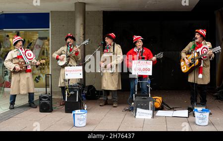 CARDIFF, WALES - 20. NOVEMBER: Boycezone tritt auf der Queen Street vor dem Rugby-Spiel Wales gegen Australien im Fürstentum Stadium am 20. November auf, Stockfoto