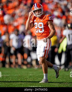 20. November 2021: Clemson Tigers Place Kicker B.T. Potter (29) geht nach einem erfolgreichen Versuch während eines NCAA-Fußballspiels im Memorial Stadium in Clemson, South Carolina, vom Spielfeld. Rusty Jones/Cal Sport Media Stockfoto