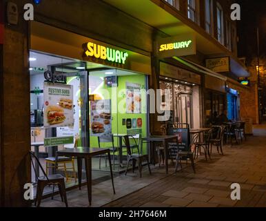 Cambridge, Cambridgeshire, Großbritannien – November 16 2021. Das Äußere des Subway Sandwich-Shops im Stadtzentrum von Cambridge wurde nachts eingefangen Stockfoto