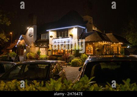 Cambridge, Cambridgeshire, Großbritannien – November 16 2021. Das Äußere des Robin Hood Pubs und Restaurants wurde nachts eingefangen Stockfoto