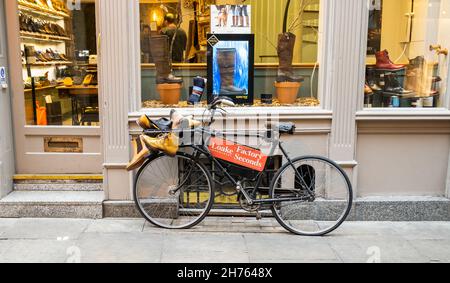 Cambridge, Cambridgeshire, Großbritannien – November 16 2021. Fahrrad als Werbetafel vor dem handgefertigten Schuhgeschäft von Loake im Stadtzentrum verwendet Stockfoto