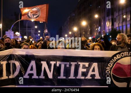 Madrid, Spanien. 20th. November 2021. Die Menschen marschieren während eines antifaschistischen Protestes zeitgleich mit dem Todestag des spanischen Diktators Francisco Franco. Mehrere faschistische Akte finden am Wochenende statt, um an den Diktator zu erinnern. Quelle: Marcos del Mazo/Alamy Live News Stockfoto