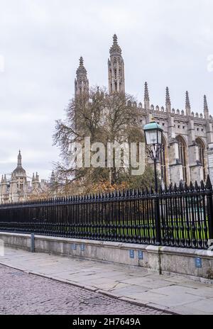 Cambridge, Cambridgeshire, Großbritannien – November 16 2021. Alte Kapelle oder Kathedrale hinter einem Metalltor im Stadtzentrum Stockfoto