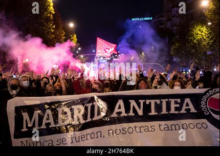 Madrid, Spanien. 20th. November 2021. Während eines antifaschistischen Protestes, der zum Jahrestag des Todes des spanischen Diktators Francisco Franco anfällt, heben Menschen die Hände und rufen Slogans gegen den Faschismus. Mehrere faschistische Akte finden am Wochenende statt, um an den Diktator zu erinnern. Quelle: Marcos del Mazo/Alamy Live News Stockfoto